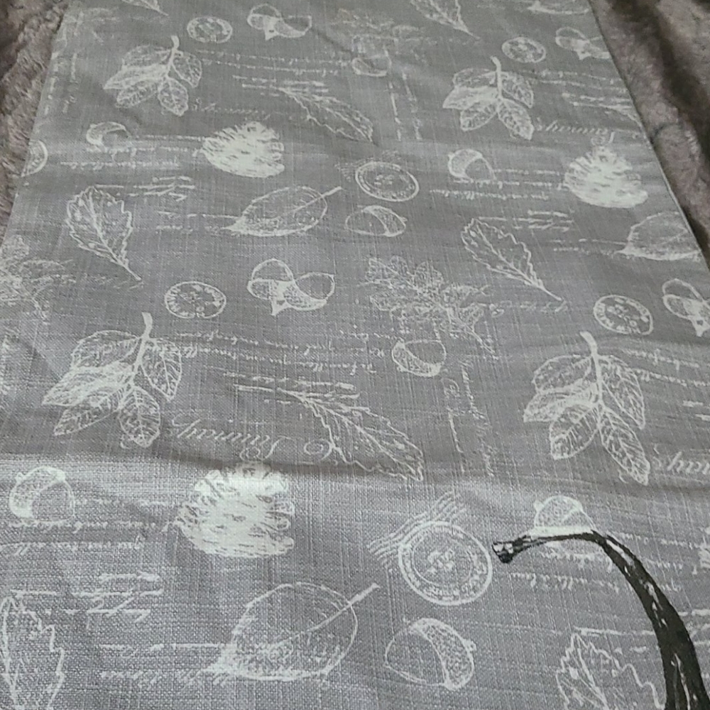 Fall runner - Picture 2 of 3